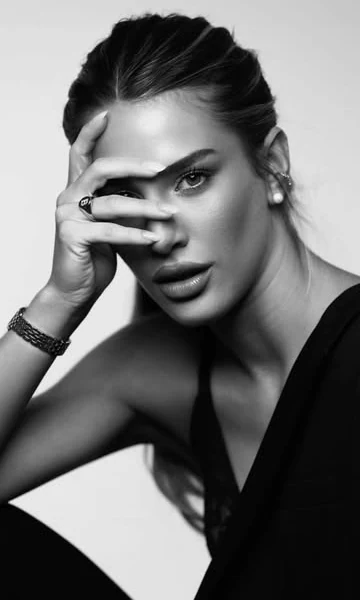 Retrato beauty em preto e branco, mão sobre o rosto